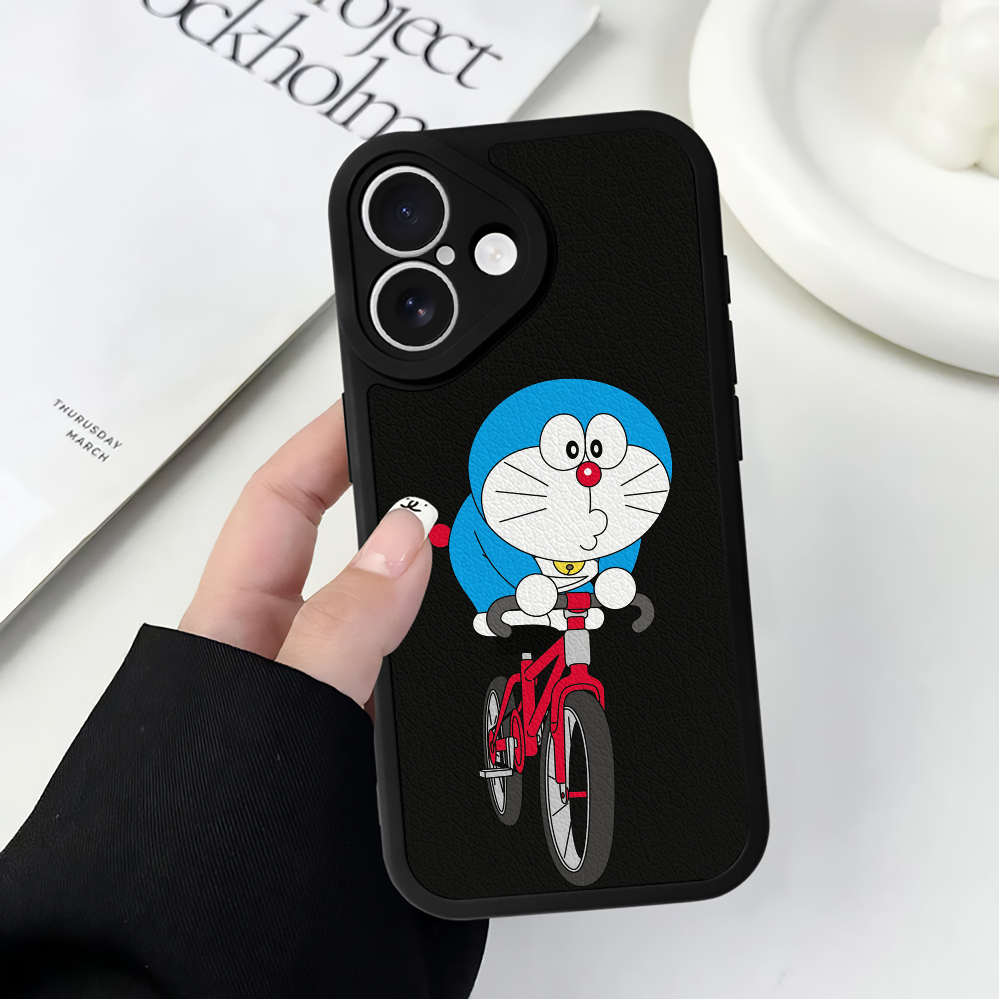 （画像用） ドラえもん Doraemon 【iPhone 16シリーズ対応】シリコンスマホケース（レザー調） 材質：シリコン